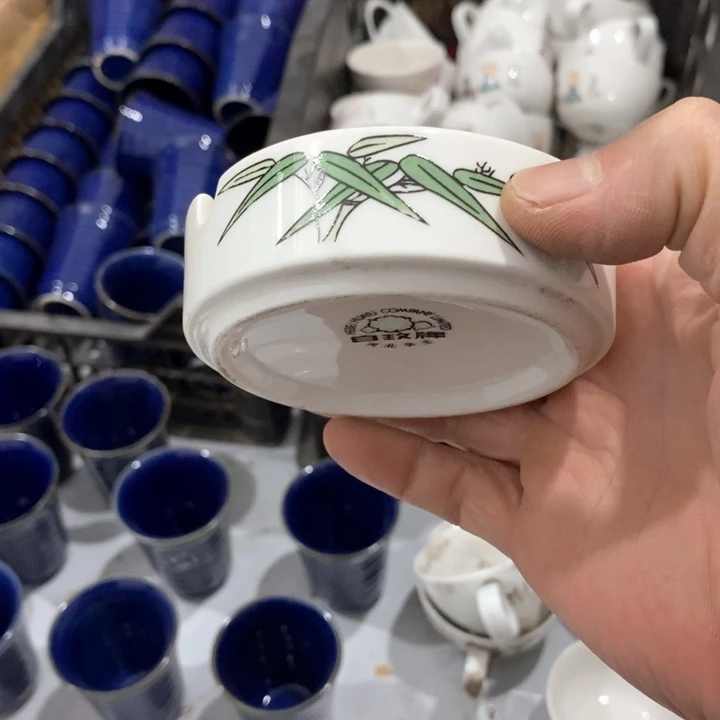 瓷片白玫瑰烟灰缸一个