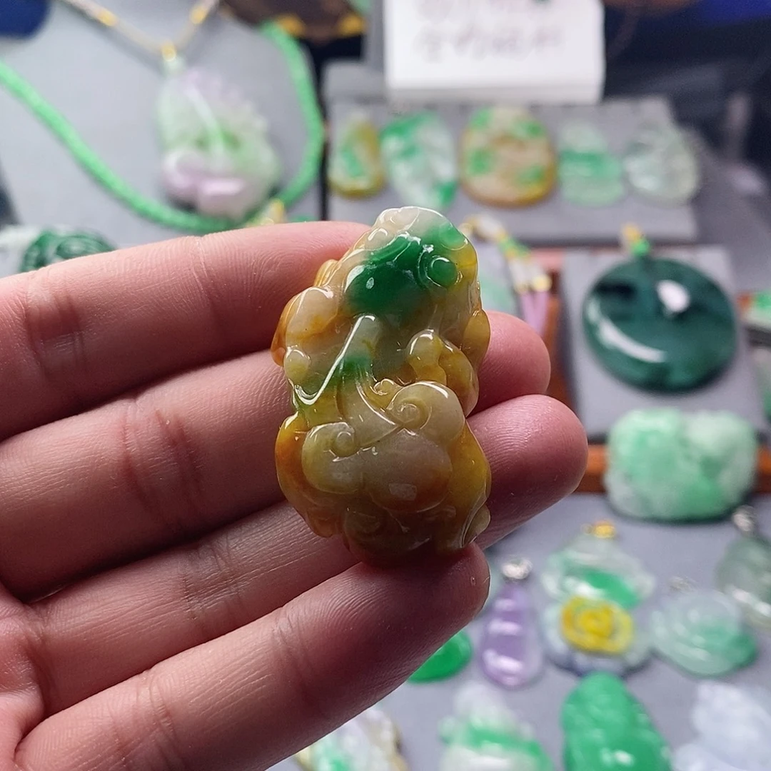 翡翠未镶嵌吊坠(赠链)