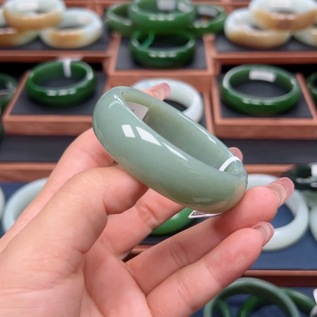 未镶嵌手镯和田玉神**女