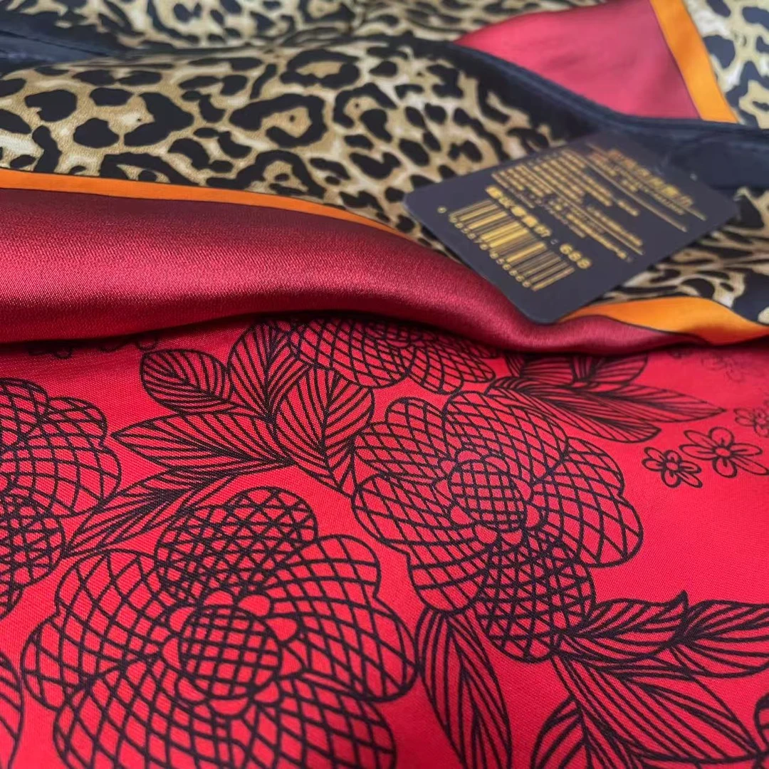 玫瑰豹纹丽景缎丝巾