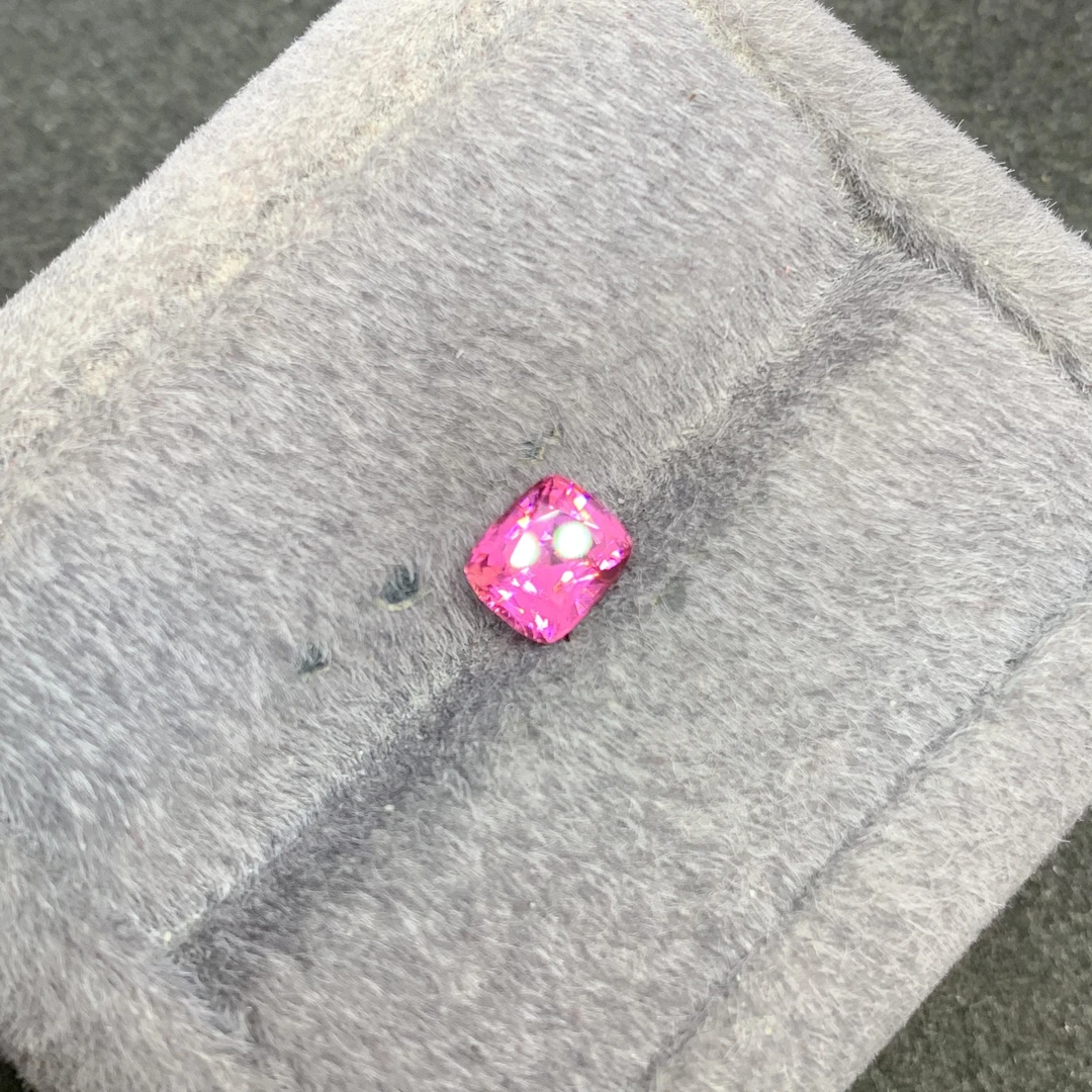 天然无烧尖晶石高饱和度全净无暇满火彩1.385克拉