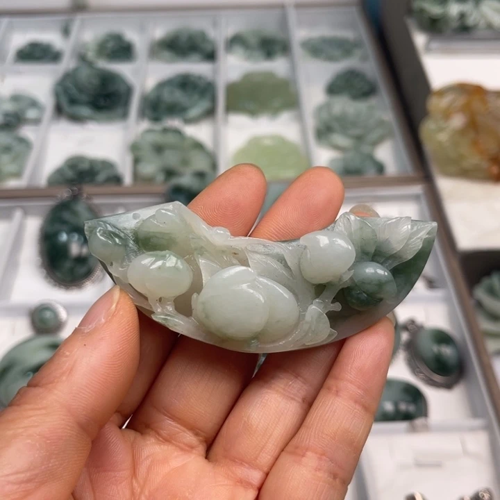 透闪石-蛇纹石玉未镶嵌颈饰
