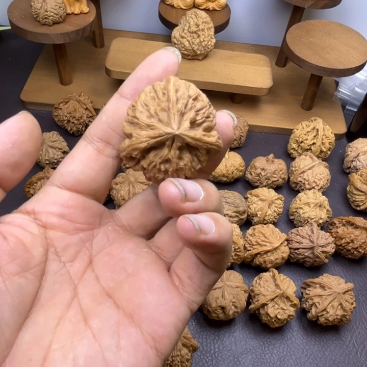 M***e吊坠桃核三棱丁字