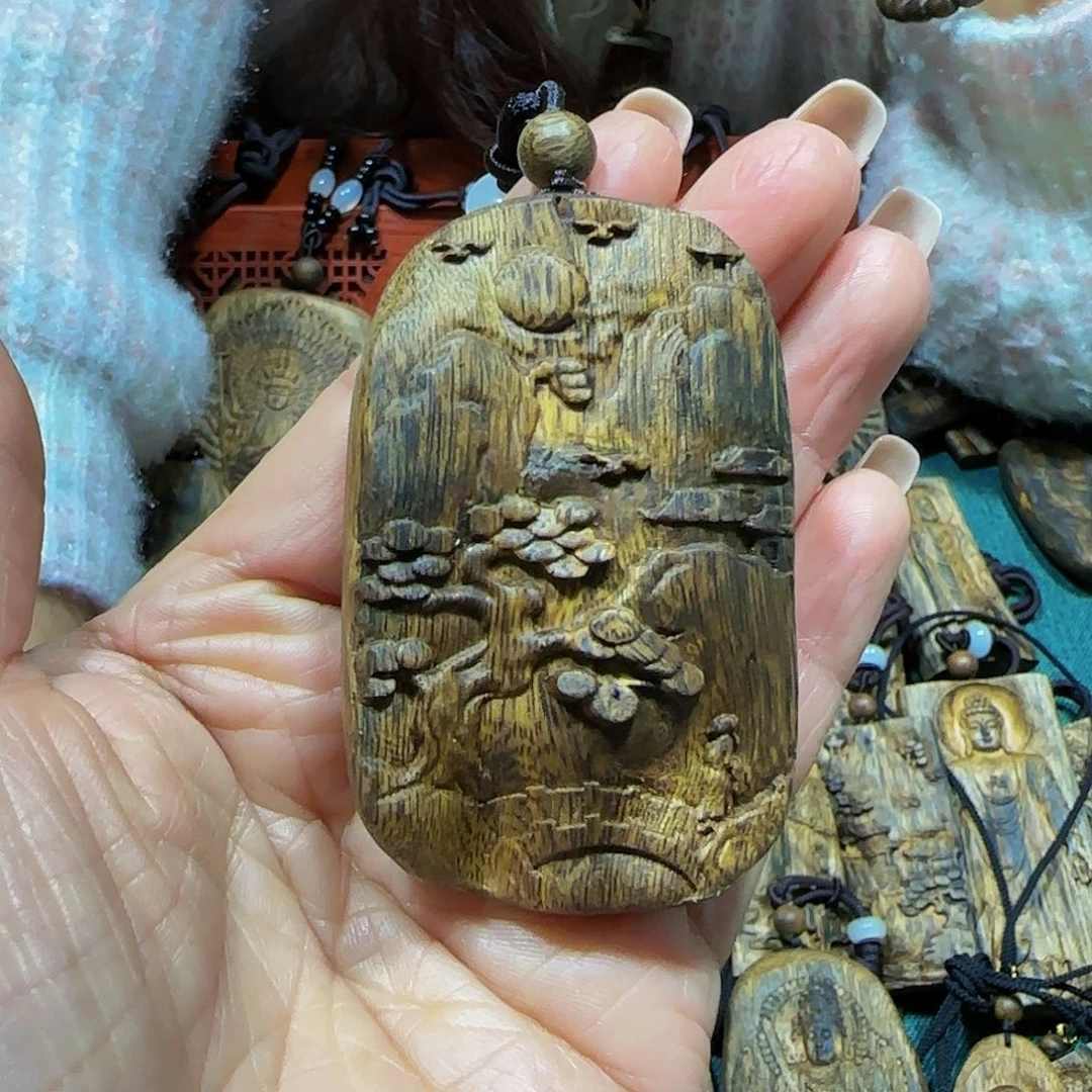 沉香吊坠海南白奇乌身老料雕刻山水牌带绳18.5克