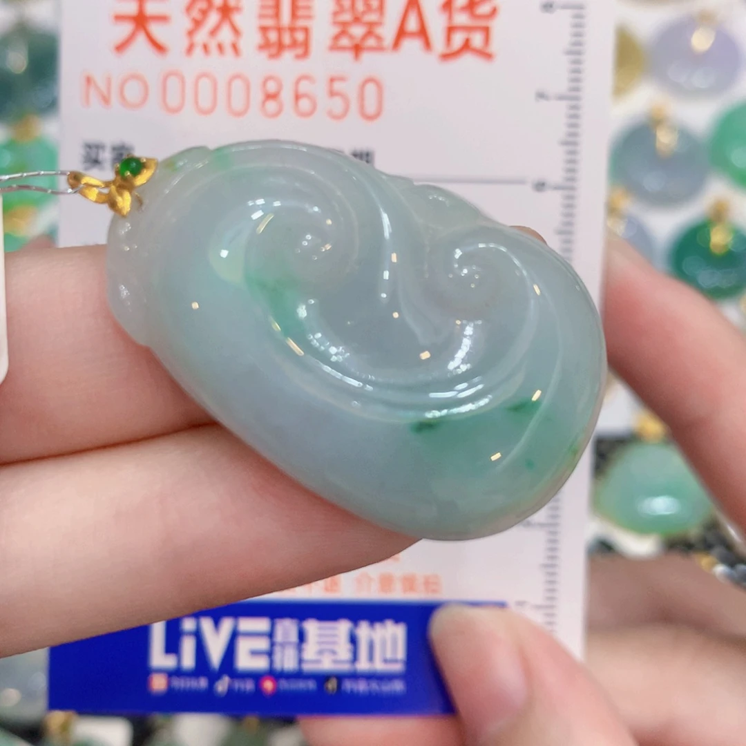 翡翠18K金镶嵌颈饰如意