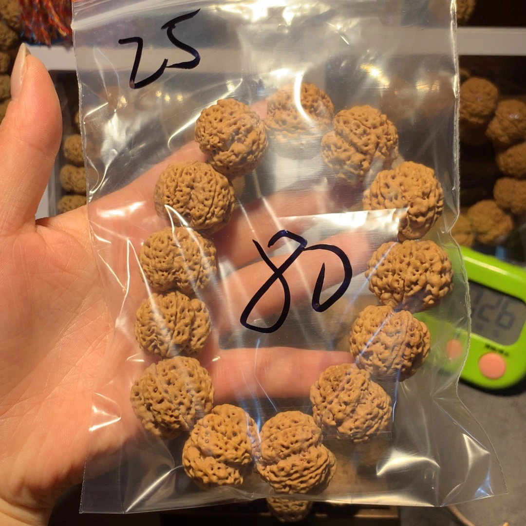 金刚菩提吊坠半*多25。yvcvbn