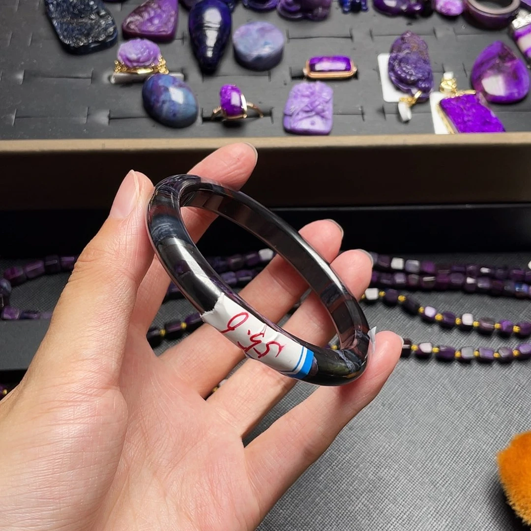 未镶嵌苏纪石（舒俱来）手镯重****姐