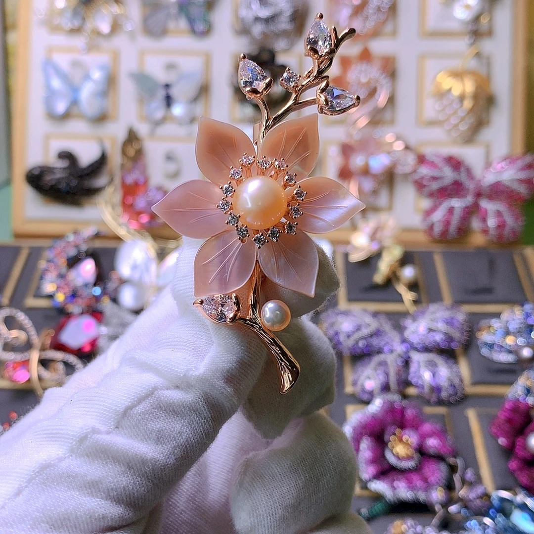 合成立方氧化锆铜粉贝胸针