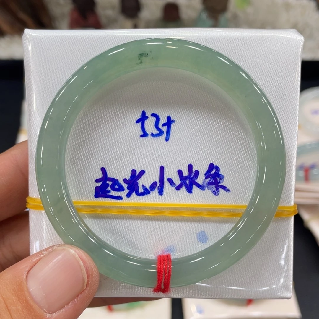 翡翠手镯未镶嵌翡翠