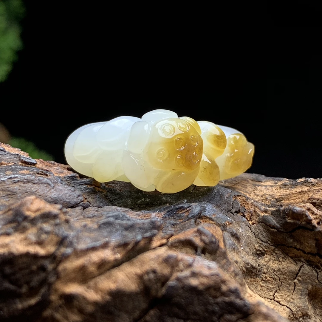 天然新疆和田玉花开富贵手牌尺寸35*12*15重量8克