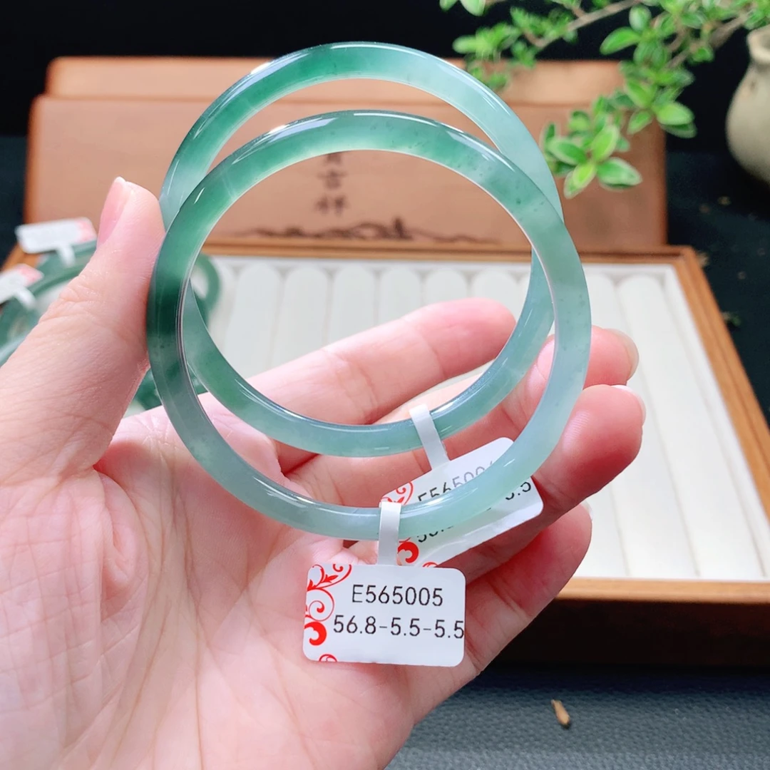未镶嵌手镯（圆镯）翡翠