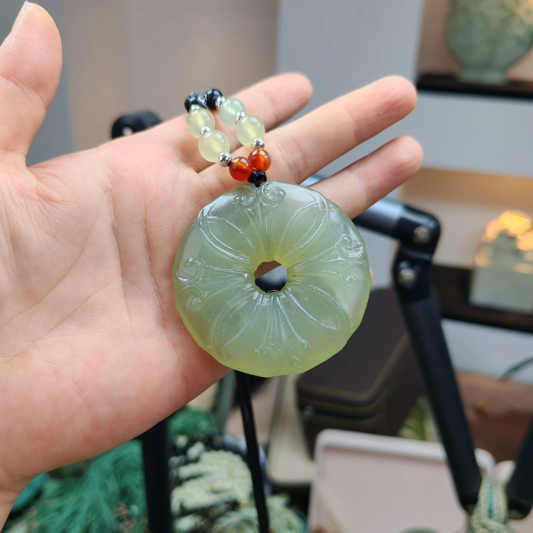 岫玉上品精美葡萄肉大雕刻平安扣（半珠链）