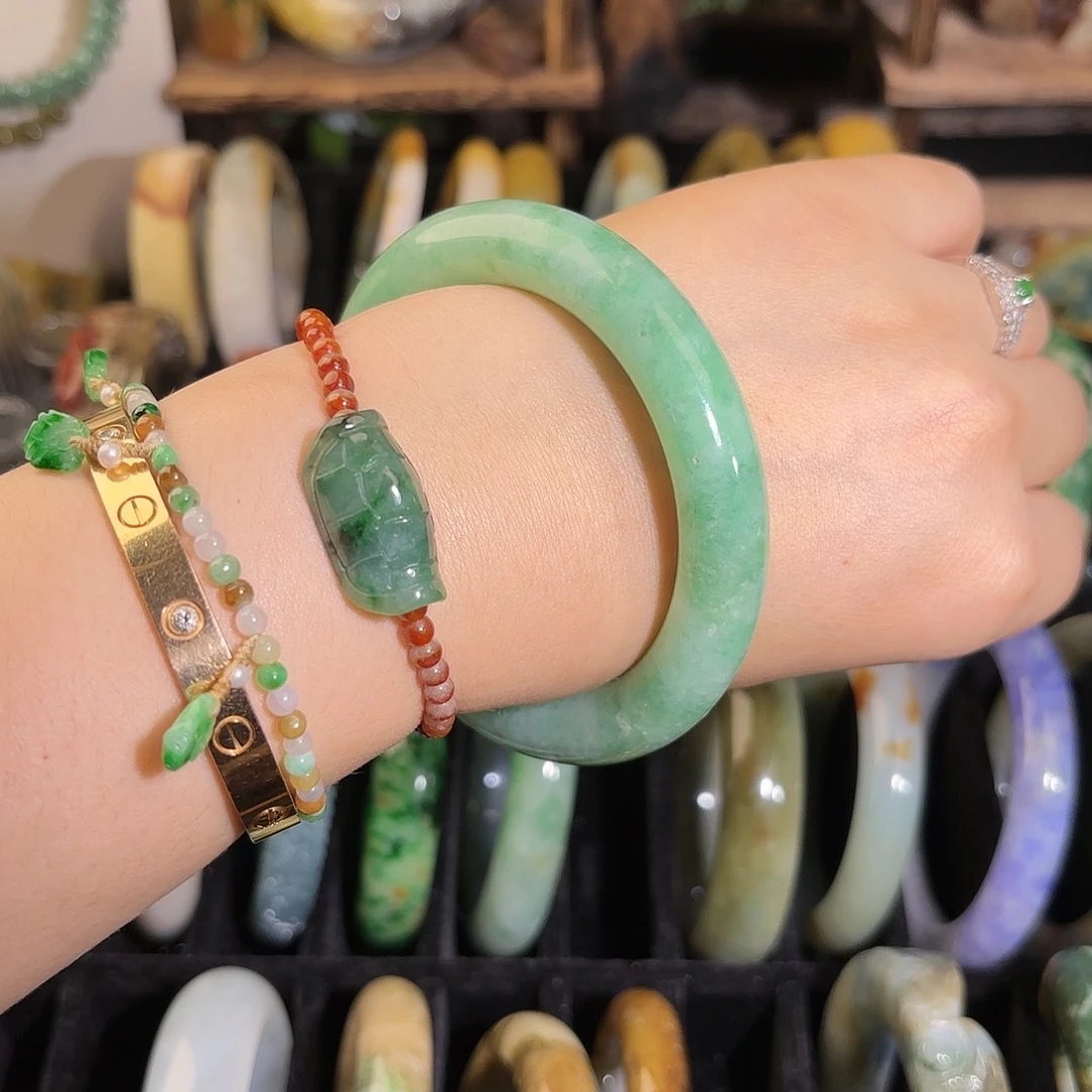 翡翠手镯未镶嵌果绿满色镯