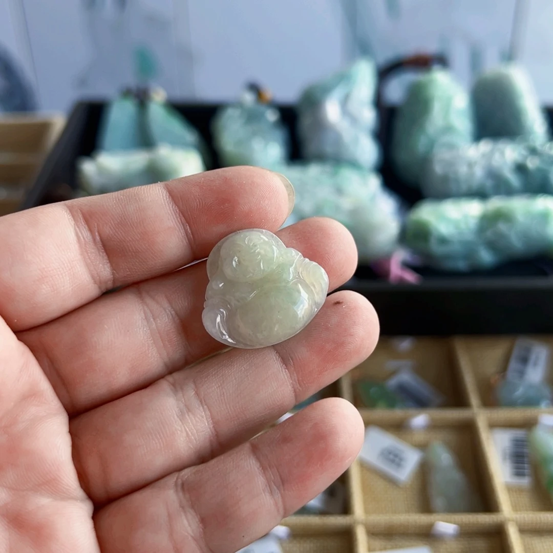 翡翠未镶嵌颈饰佛公