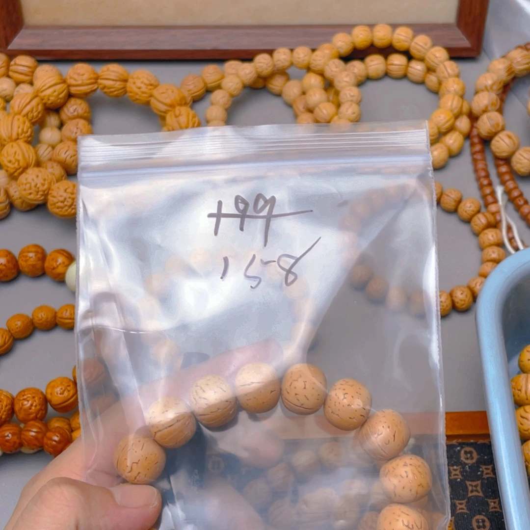 知***)手串桃核满天星。。。