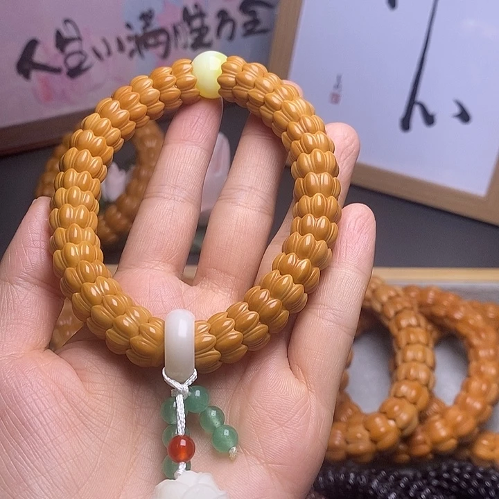 猴头核桃吊坠搭配款手持