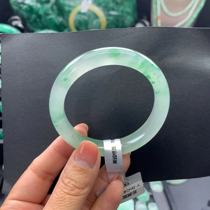 随***心石英质玉未镶嵌手镯