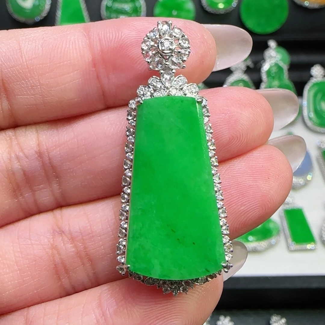 翡翠18K金镶嵌颈饰吊坠