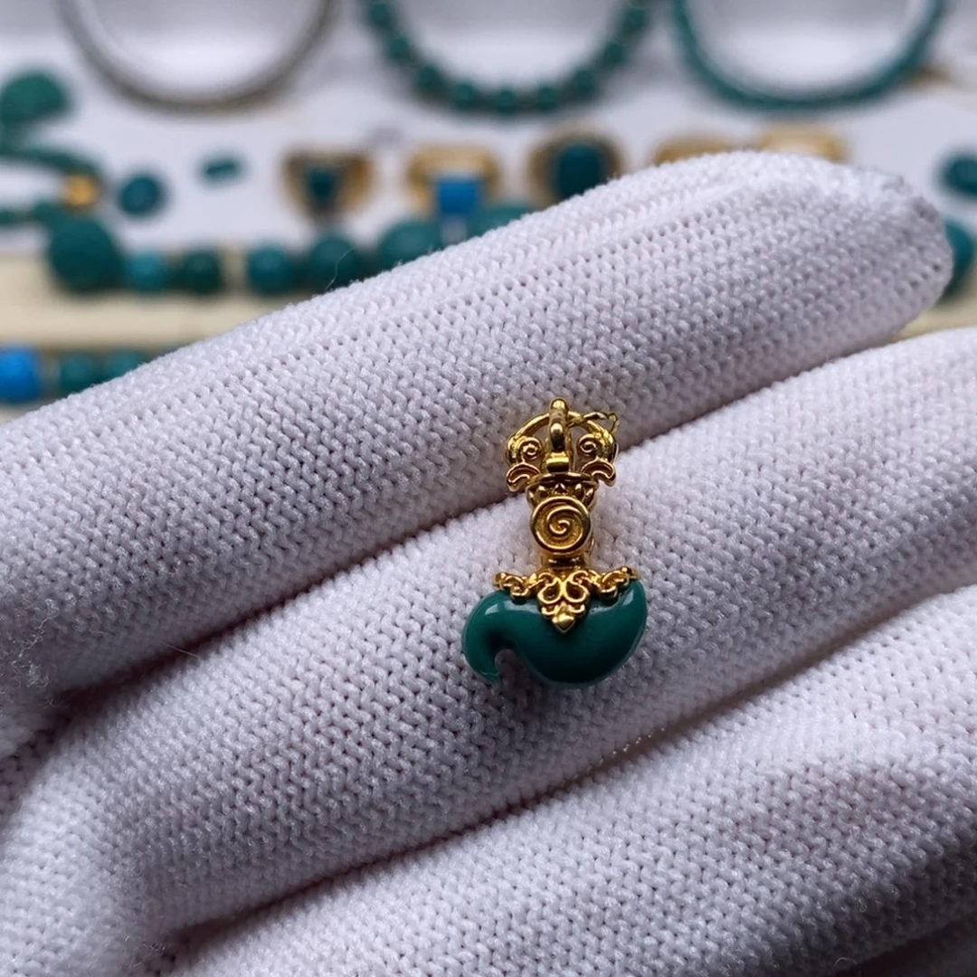 绿松石18K金镶嵌珠宝奇石越刀背云11mm