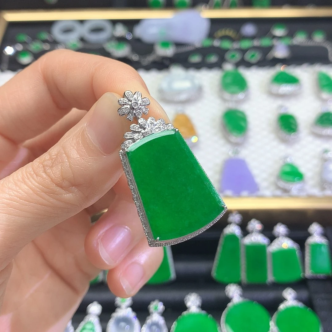 颈饰18K金镶嵌翡翠吊坠