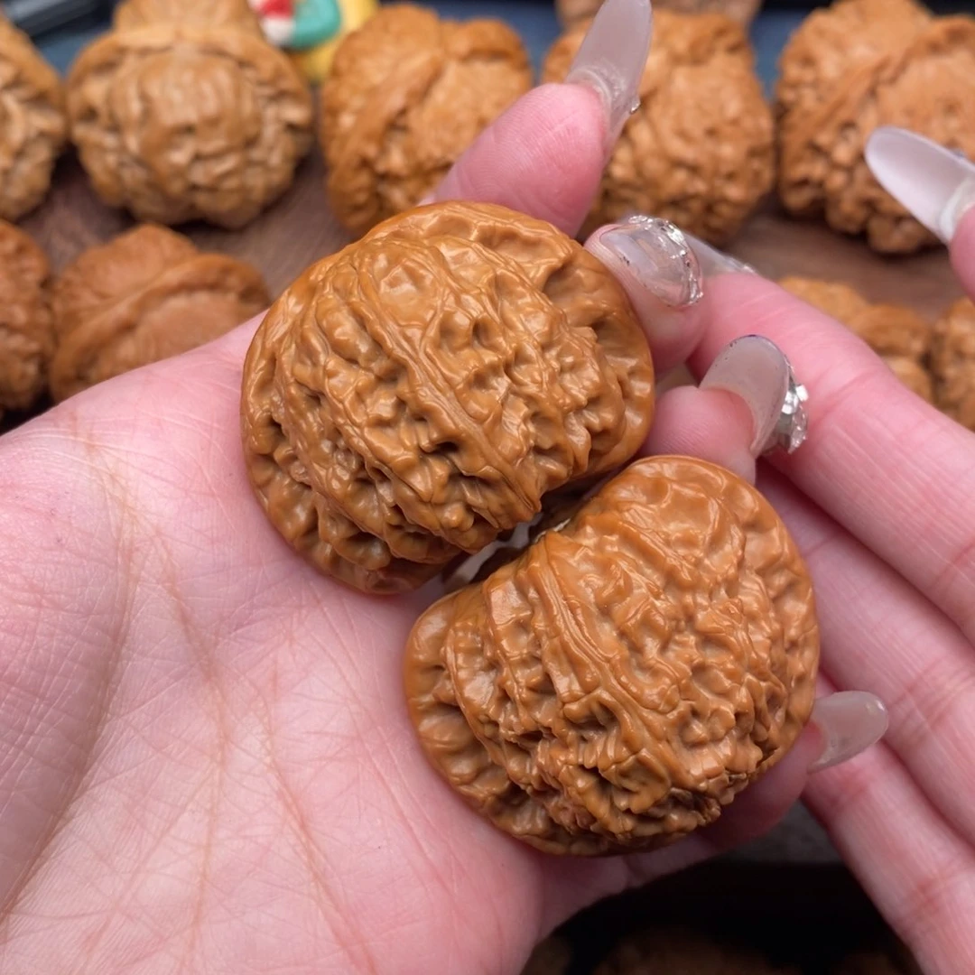 文玩核桃把件夜**风红皮白狮子42