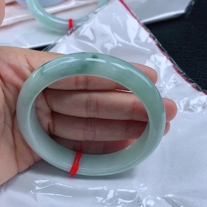 翡翠未镶嵌手镯61+飘花大圈口翡翠手镯