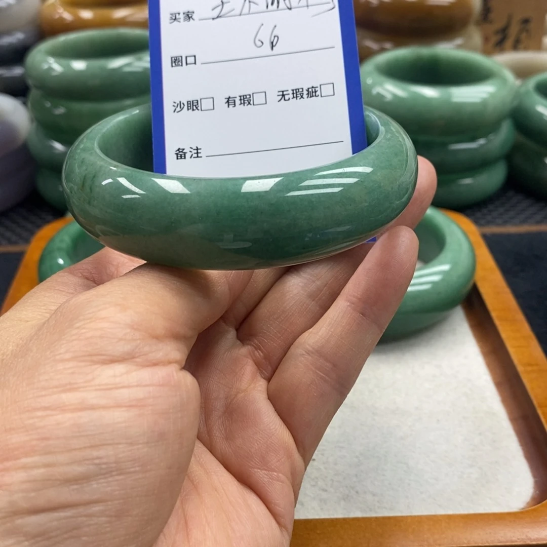 王***号石英质玉手镯未镶嵌