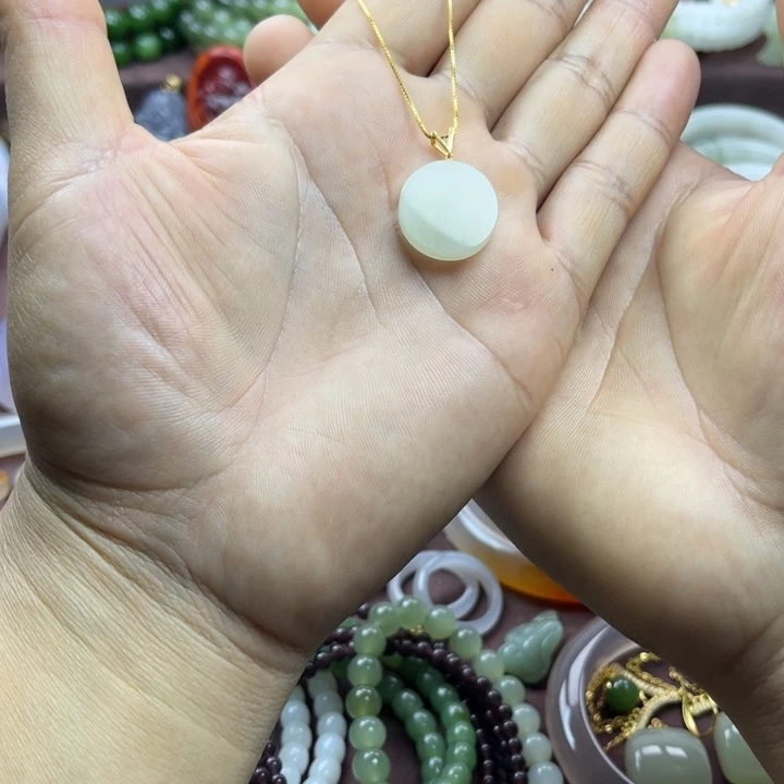 和田玉18K金镶嵌颈饰