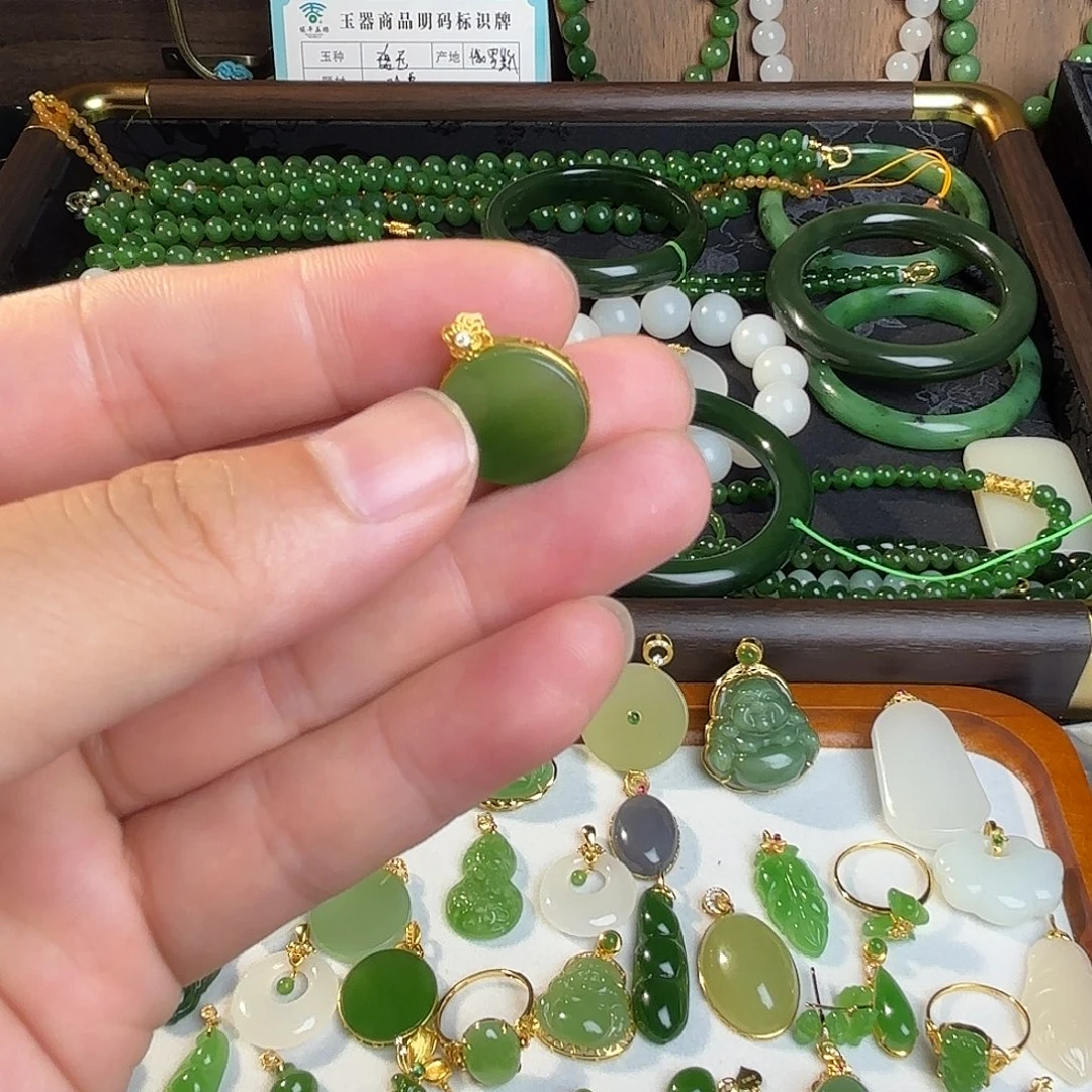 颈饰18K金镶嵌和田玉