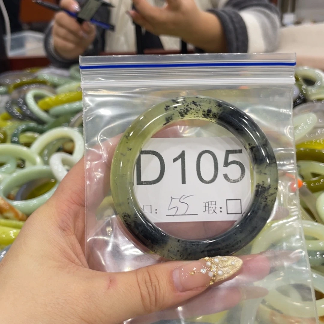 未镶嵌蛇纹石玉颈饰团**_