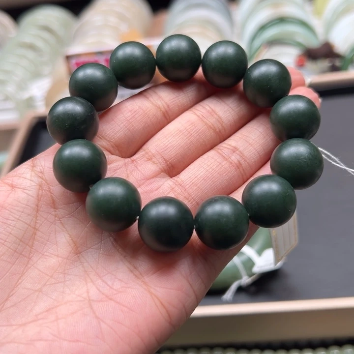 和田玉手镯未镶嵌哈****堡