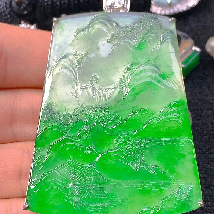 翡翠18K金镶嵌颈饰