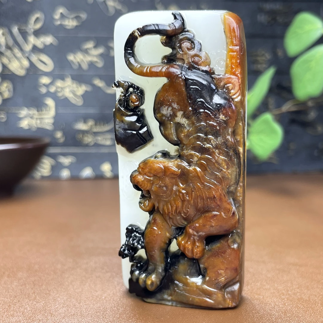 名家老师作品虎啸 俄籽和田玉三色挂件吊坠 羊脂白玉品质收藏