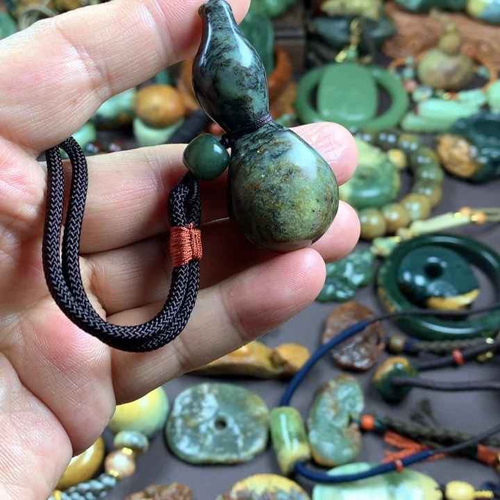 吊坠(赠链)未镶嵌岫岩河磨玉（透闪石质玉）