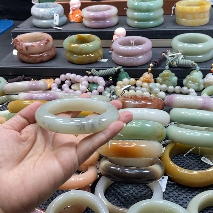 未镶嵌手镯石英岩玉