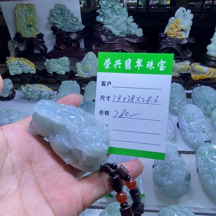 翡翠未镶嵌颈饰貔貅手把件