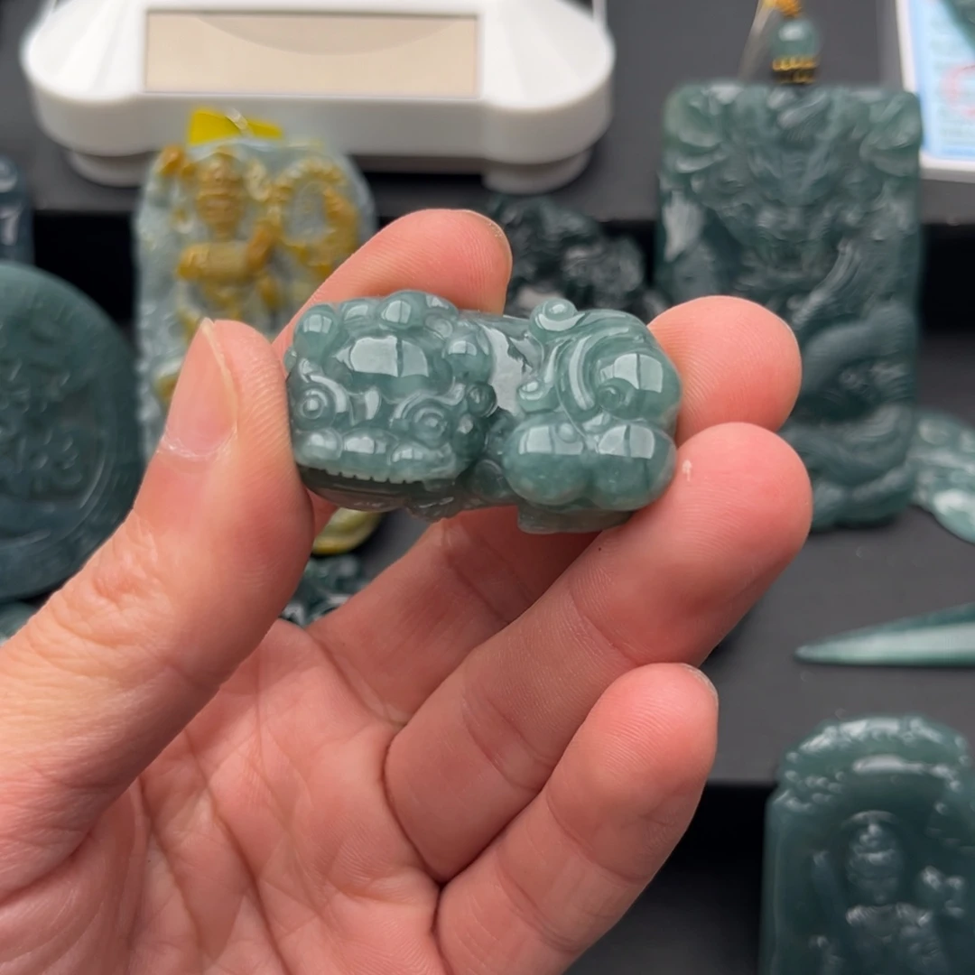 翡翠未镶嵌颈饰貔貅