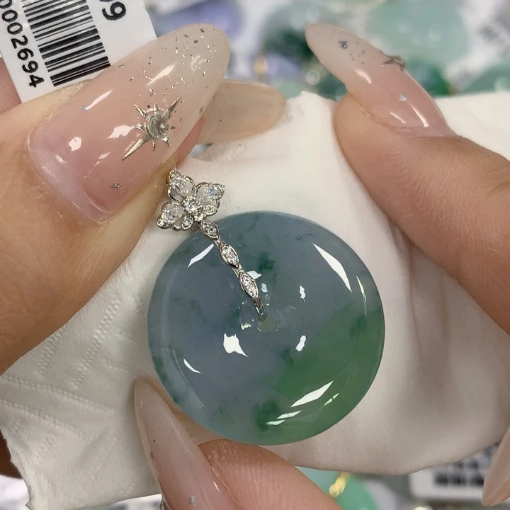 䒕****翡翠18K金镶嵌颈饰