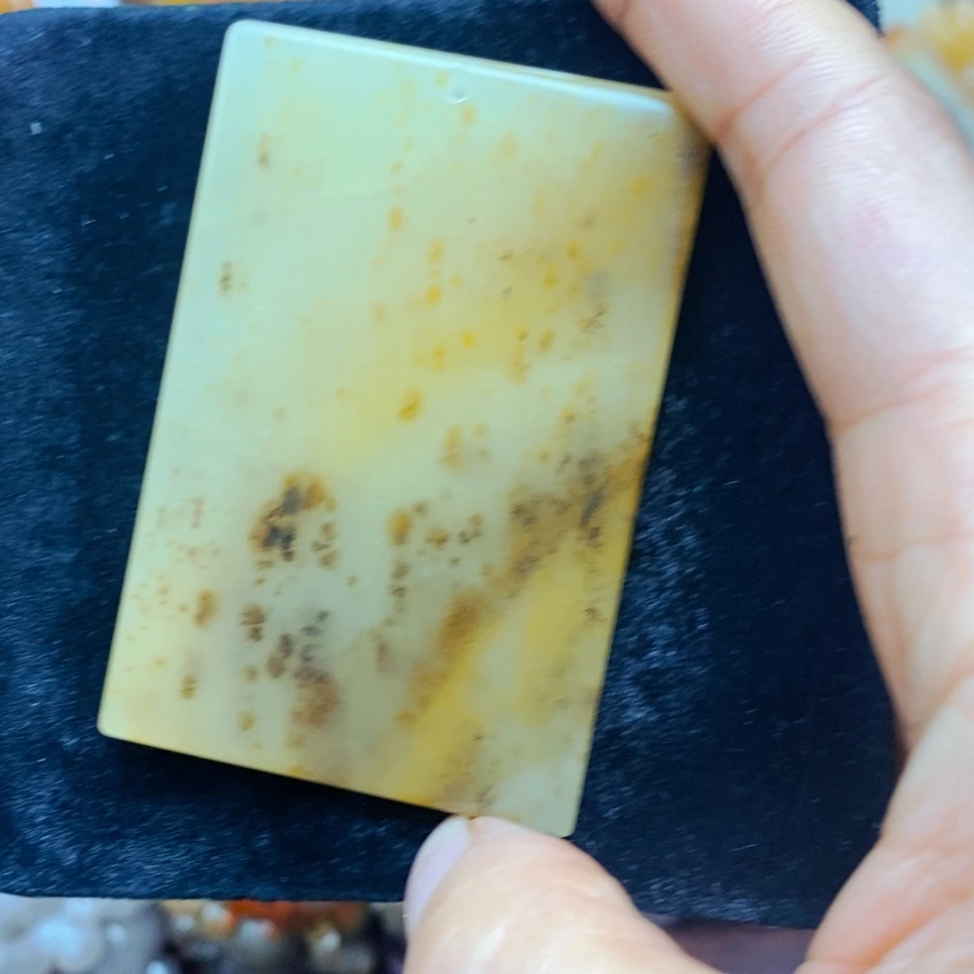 未镶嵌石英质玉（黄龙玉）颈饰