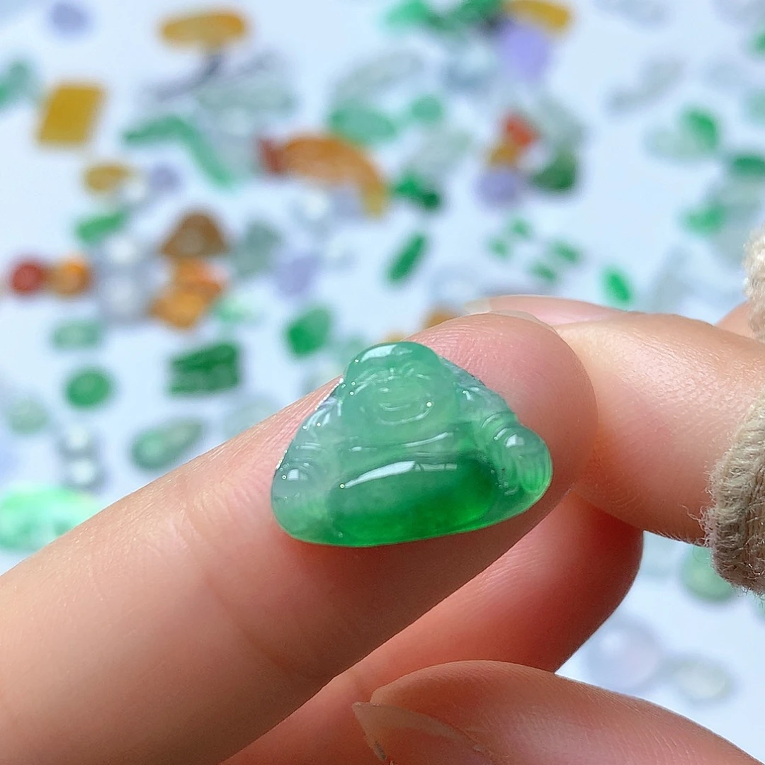 翡翠未镶嵌颈饰佛