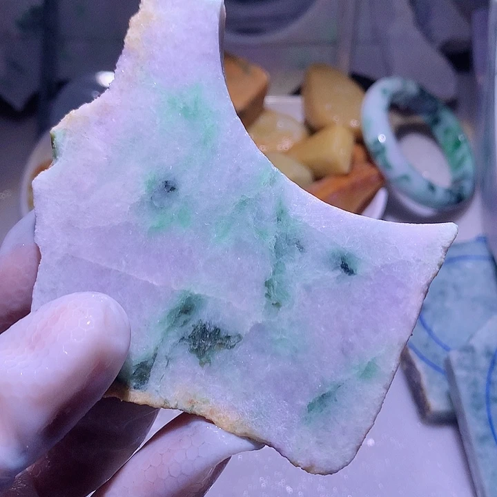 翡翠未镶嵌颈饰边角料