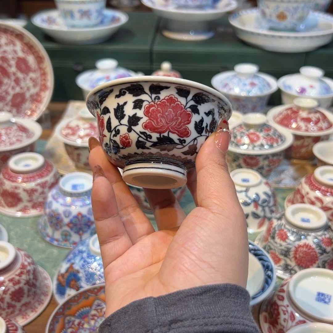 正绎堂缠枝莲釉里红压手