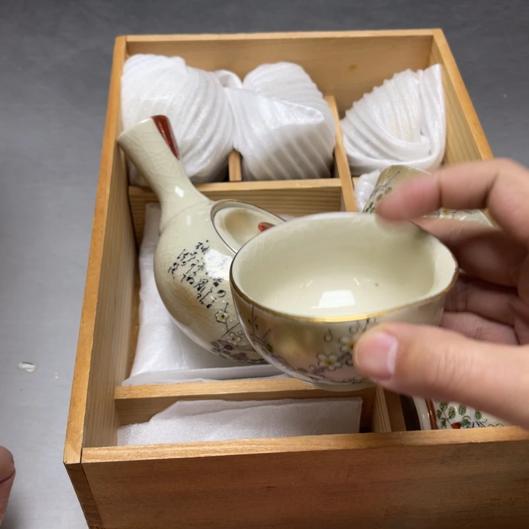 瓷片密密麻麻地排列着一个