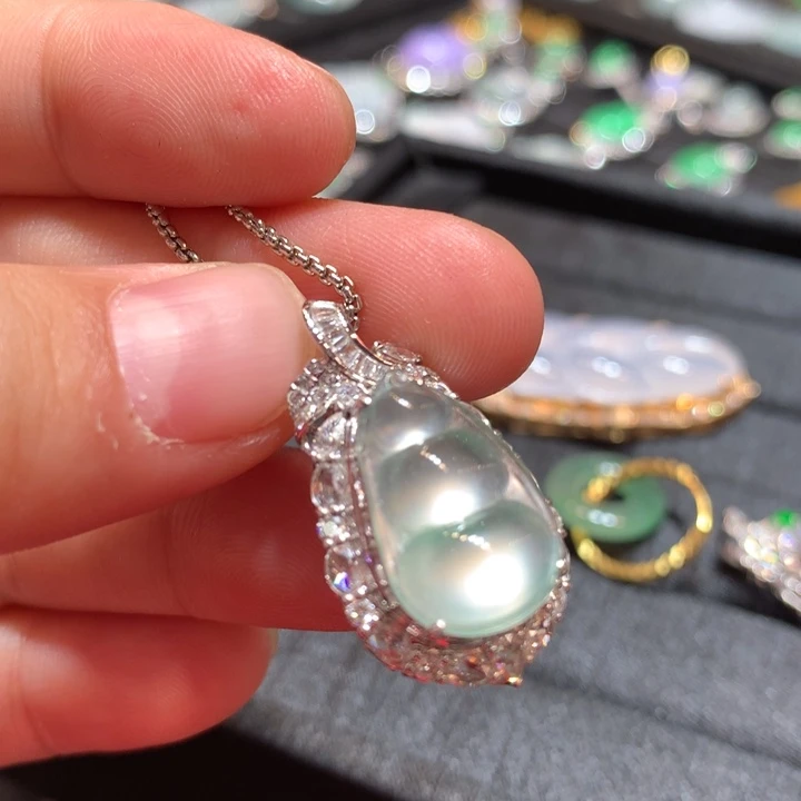 【闪购商品】颈饰18K金镶嵌翡翠