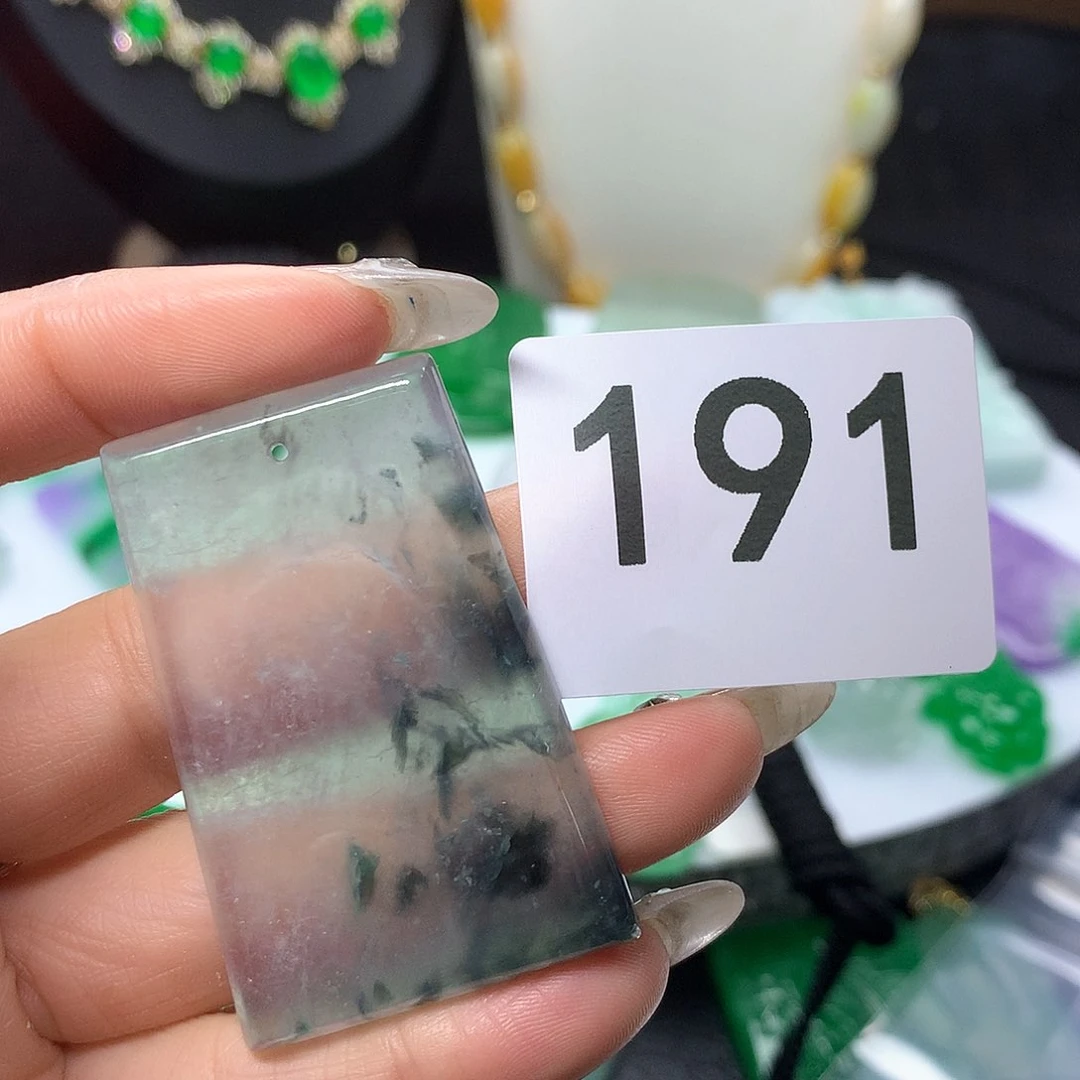 翡翠吊坠(赠链)未镶嵌