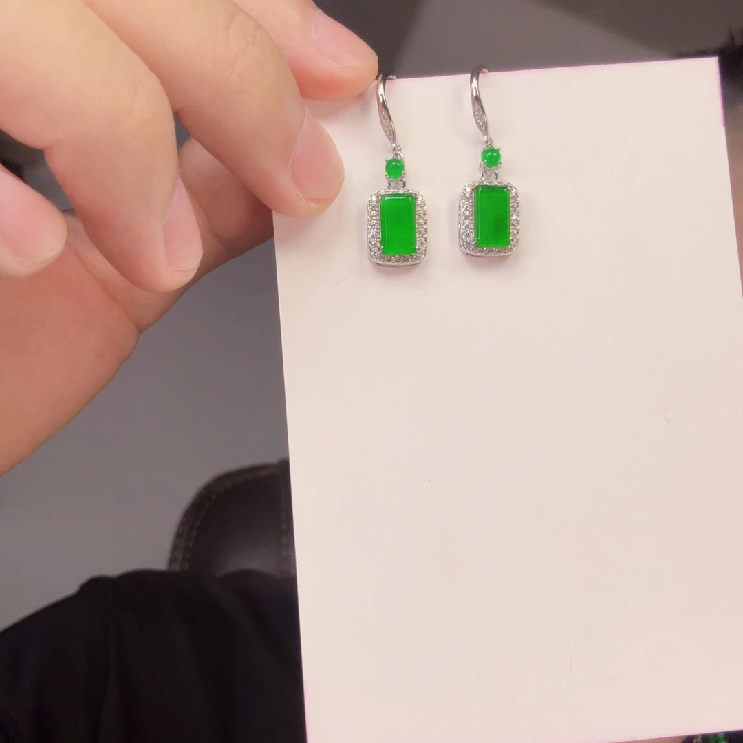 翡翠未镶嵌颈饰一对