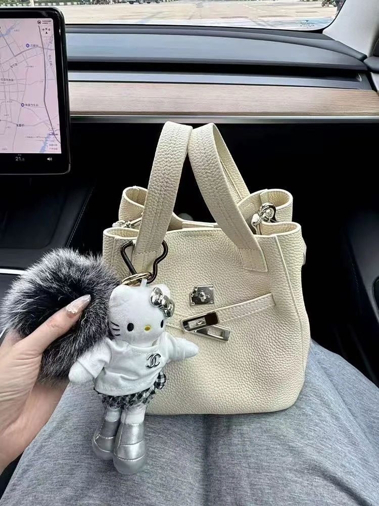 轻奢小众高级感白色手提小水桶包包女式2025新款通勤单肩斜挎秋冬