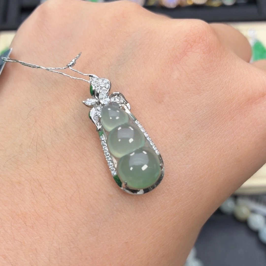 翡翠18K金镶嵌颈饰