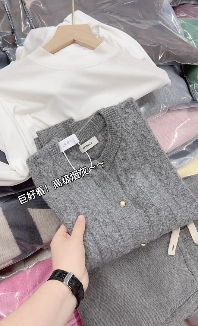 米蓝家名殿！巨洋气～烟灰麻花驼绒开衫毛衣外套8302