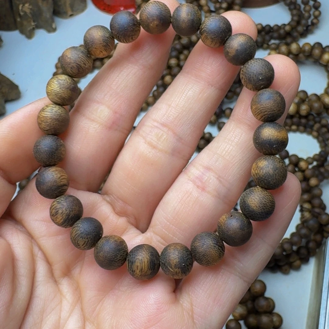 沉香沉香碎屑绿棋蓝宝石沉浮0.8，5.5克